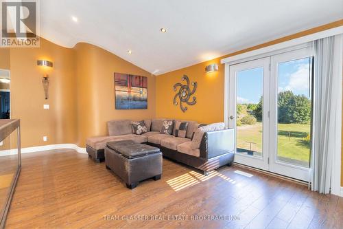 6571 Carroll Drive, Southwest Middlesex (Middlemiss), ON - Indoor Photo Showing Living Room