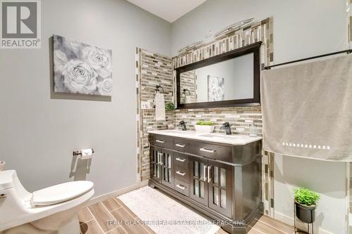 6571 Carroll Drive, Southwest Middlesex (Middlemiss), ON - Indoor Photo Showing Bathroom