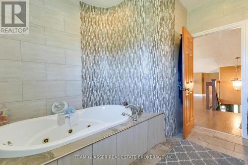 6571 Carroll Drive, Southwest Middlesex (Middlemiss), ON - Indoor Photo Showing Bathroom