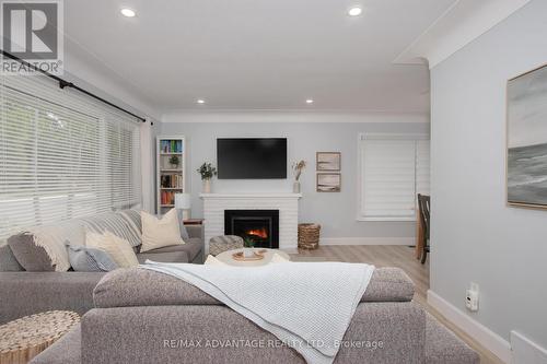 463 Jellicoe Crescent, London, ON - Indoor Photo Showing Living Room With Fireplace