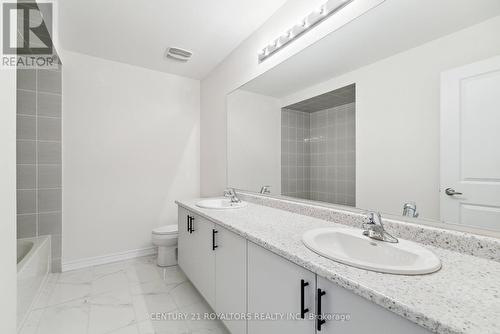 27 Prudhoe Terrace, Barrie, ON - Indoor Photo Showing Bathroom