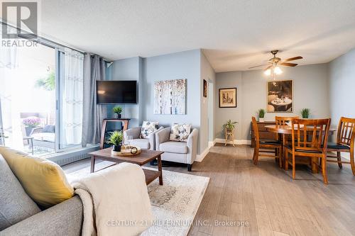 1120 - 1625 Bloor Street E, Mississauga, ON - Indoor Photo Showing Living Room