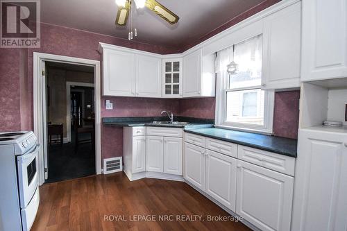 13 Elberta Street, St. Catharines (445 - Facer), ON - Indoor Photo Showing Kitchen