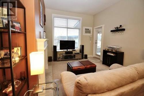 555 Houghton Road Unit# 314, Kelowna, BC - Indoor Photo Showing Living Room