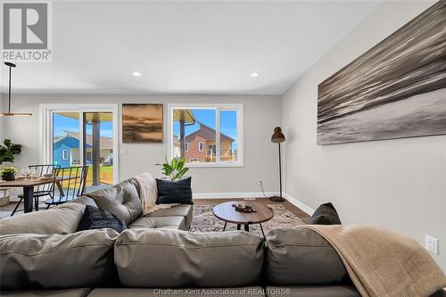 154 Ironwood Trail, Chatham, ON - Indoor Photo Showing Living Room