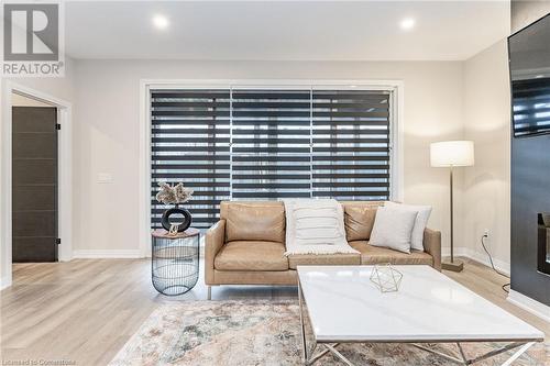 300 Richmond Street Unit# 22, Thorold, ON - Indoor Photo Showing Living Room