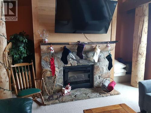 7470 Porcupine Road Unit# 608, Kelowna, BC - Indoor Photo Showing Living Room With Fireplace