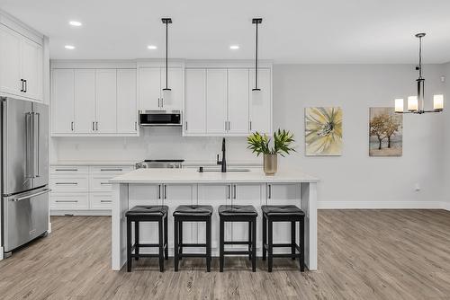 1938 Hemmerling Court, Kelowna, BC - Indoor Photo Showing Kitchen With Upgraded Kitchen