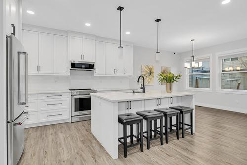 1938 Hemmerling Court, Kelowna, BC - Indoor Photo Showing Kitchen With Upgraded Kitchen