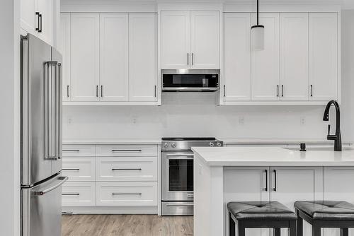 1938 Hemmerling Court, Kelowna, BC - Indoor Photo Showing Kitchen With Upgraded Kitchen