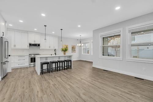 1938 Hemmerling Court, Kelowna, BC - Indoor Photo Showing Kitchen With Upgraded Kitchen