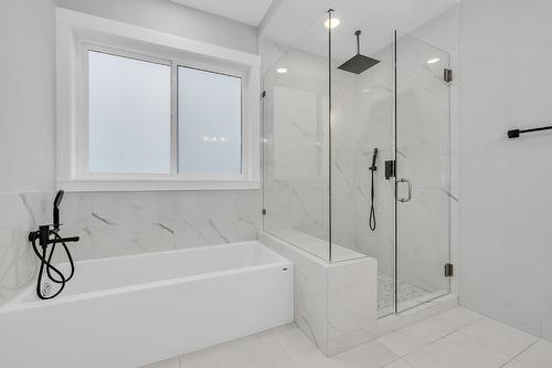 1938 Hemmerling Court, Kelowna, BC - Indoor Photo Showing Bathroom