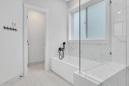 1938 Hemmerling Court, Kelowna, BC - Indoor Photo Showing Bathroom