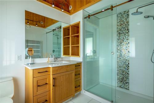 8100, 8104 Silver Star Road, Vernon, BC - Indoor Photo Showing Bathroom