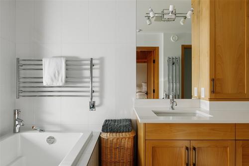 8100, 8104 Silver Star Road, Vernon, BC - Indoor Photo Showing Bathroom