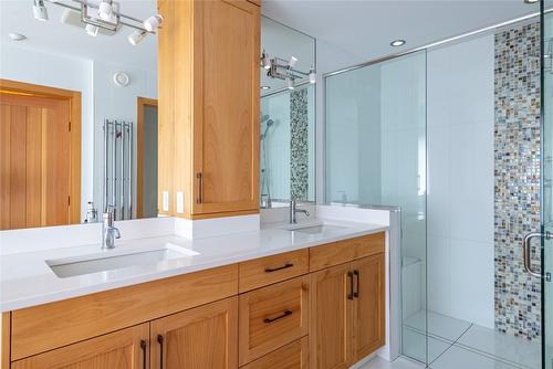 8100, 8104 Silver Star Road, Vernon, BC - Indoor Photo Showing Bathroom