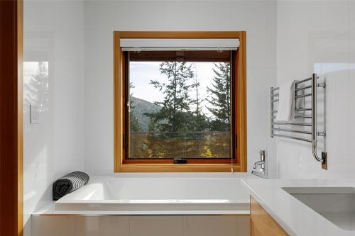 8100, 8104 Silver Star Road, Vernon, BC - Indoor Photo Showing Bathroom