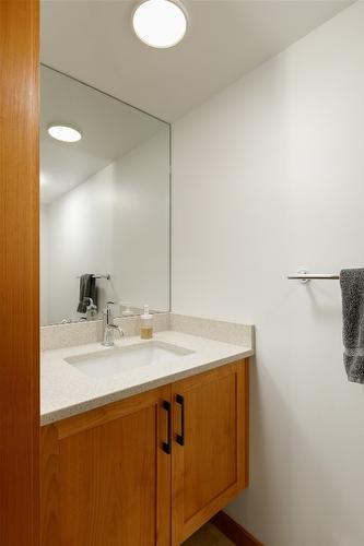 8100, 8104 Silver Star Road, Vernon, BC - Indoor Photo Showing Bathroom