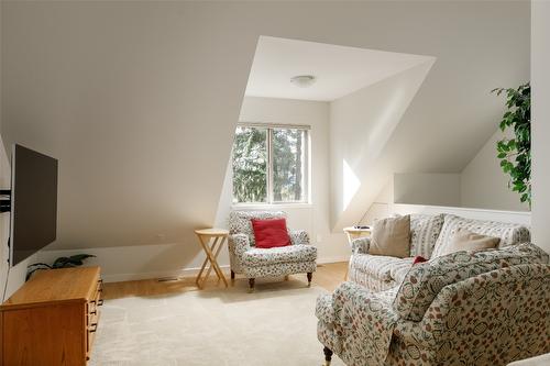 8100, 8104 Silver Star Road, Vernon, BC - Indoor Photo Showing Bedroom