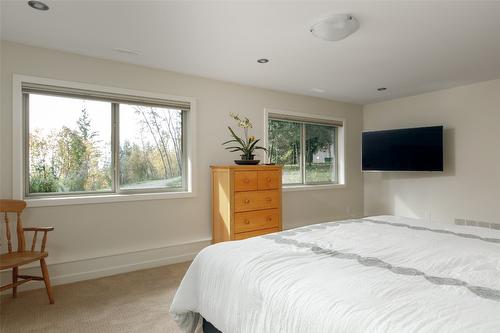 8100, 8104 Silver Star Road, Vernon, BC - Indoor Photo Showing Bedroom