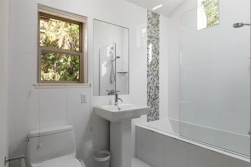 8100, 8104 Silver Star Road, Vernon, BC - Indoor Photo Showing Bathroom