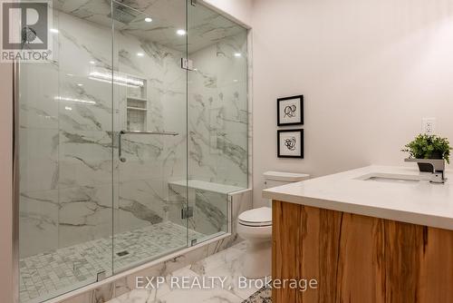 908 Bishop Place, Hamilton, ON - Indoor Photo Showing Bathroom