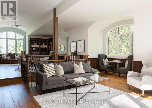 908 Bishop Place, Hamilton, ON - Indoor Photo Showing Living Room