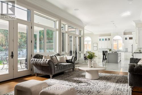 908 Bishop Place, Hamilton, ON - Indoor Photo Showing Living Room