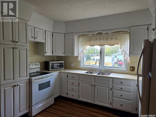 211 Main Street, Hodgeville, SK - Indoor Photo Showing Kitchen With Double Sink