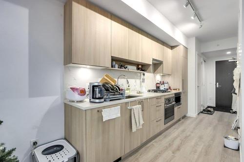 4305 13350 Central Avenue, Surrey, BC - Indoor Photo Showing Kitchen