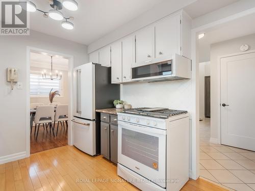 17 Chapais Crescent, Toronto, ON - Indoor Photo Showing Kitchen