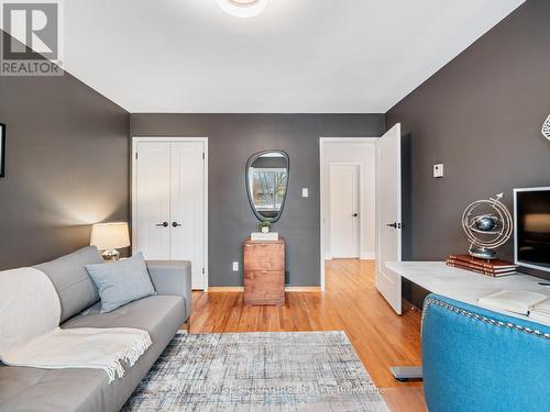 17 Chapais Crescent, Toronto, ON - Indoor Photo Showing Living Room