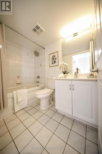 939 - 18 Mondeo Drive, Toronto, ON - Indoor Photo Showing Bathroom