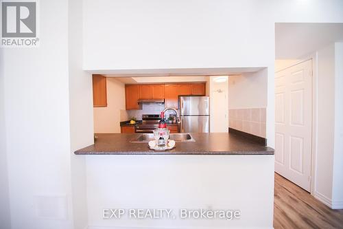 939 - 18 Mondeo Drive, Toronto, ON - Indoor Photo Showing Kitchen