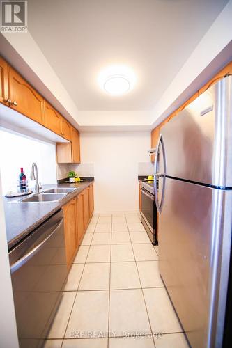 939 - 18 Mondeo Drive, Toronto, ON - Indoor Photo Showing Kitchen With Double Sink