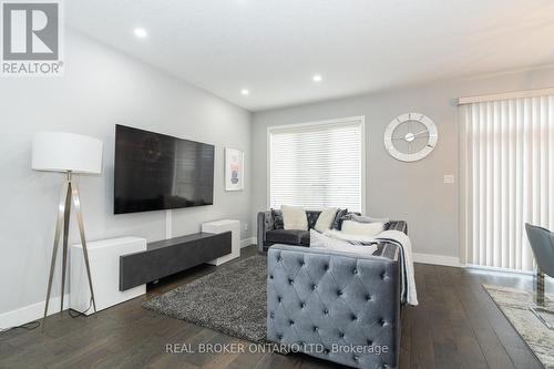 90 - 2070 Meadowgate Boulevard, London, ON - Indoor Photo Showing Living Room