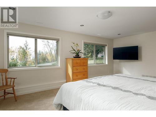 8100, 8104 Silver Star Road, Vernon, BC - Indoor Photo Showing Bedroom