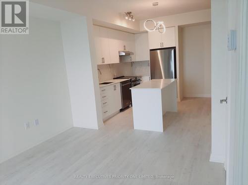 419 - 9000 Jane Street, Vaughan, ON - Indoor Photo Showing Kitchen