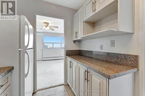 1505 - 2263 Marine Drive, Oakville, ON - Indoor Photo Showing Kitchen