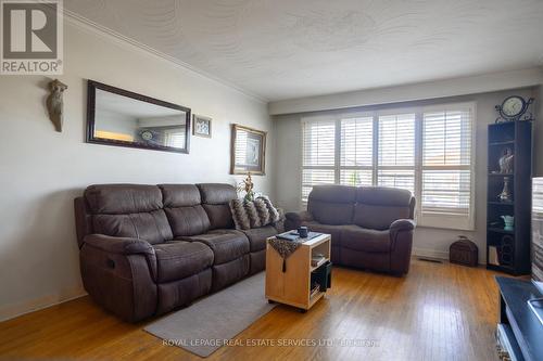 70 Watney Crescent, Toronto, ON - Indoor Photo Showing Living Room