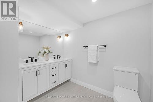 675 Woodview Road, Burlington, ON - Indoor Photo Showing Bathroom