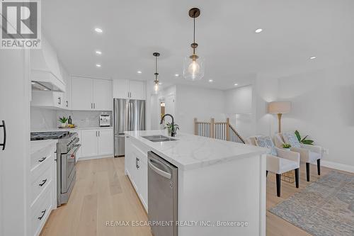 675 Woodview Road, Burlington, ON - Indoor Photo Showing Kitchen With Double Sink With Upgraded Kitchen