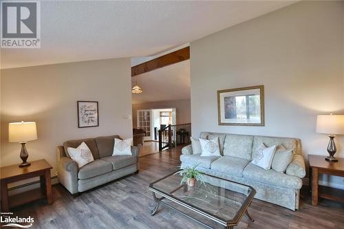 39 Trillium Court, Wasaga Beach, ON - Indoor Photo Showing Living Room