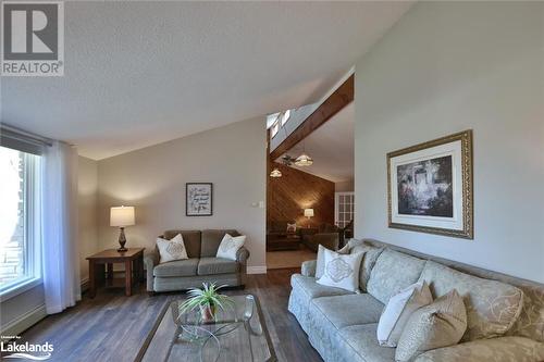 39 Trillium Court, Wasaga Beach, ON - Indoor Photo Showing Living Room