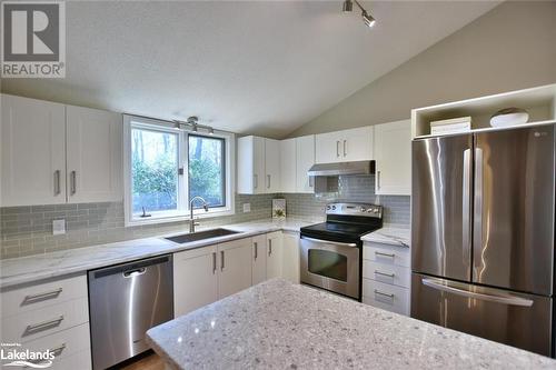 39 Trillium Court, Wasaga Beach, ON - Indoor Photo Showing Kitchen With Upgraded Kitchen