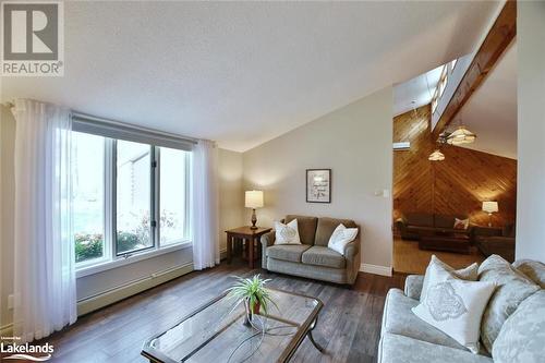 39 Trillium Court, Wasaga Beach, ON - Indoor Photo Showing Living Room