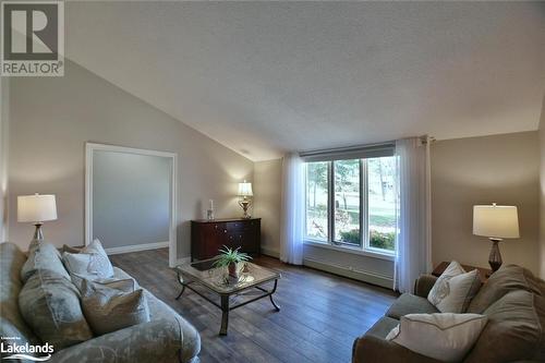 39 Trillium Court, Wasaga Beach, ON - Indoor Photo Showing Living Room