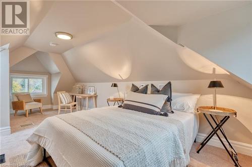 Carpeted bedroom featuring lofted ceiling - 262 Homewood Avenue, Hamilton, ON - Indoor Photo Showing Bedroom