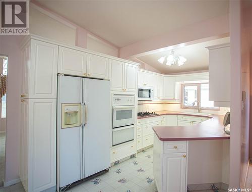 2015 Sommerfeld Avenue, Saskatoon, SK - Indoor Photo Showing Kitchen