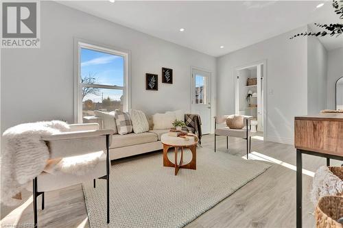 15 Gordon Street, Brantford, ON - Indoor Photo Showing Living Room